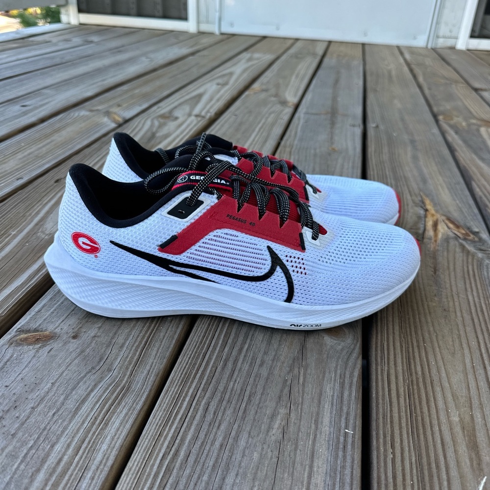 Uga Nike Pegasus 40 men's size 11, lightly worn, almost perfect condition